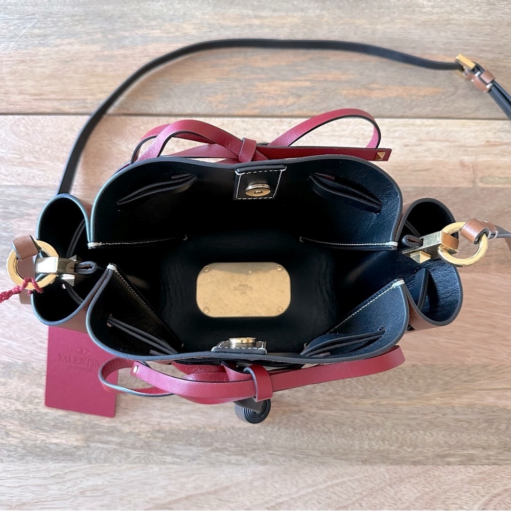 🆕 Valentino Garavani Small Leather Rockstud Shoulder Bucket Bag or Crossbody - Picture 3 of 17